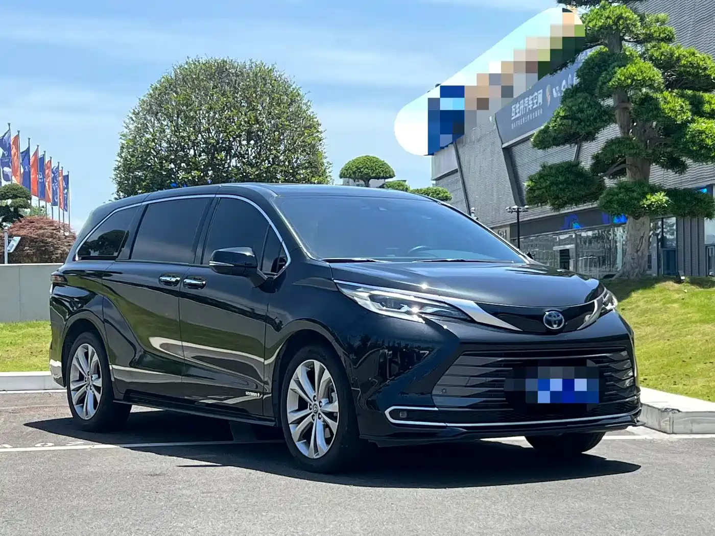 Toyota Sienna 2023 2.5L Hybrid Premium Edition фото 3
