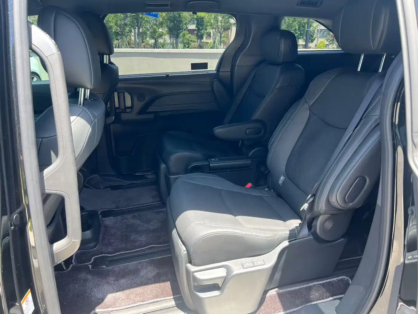 Toyota Sienna 2023 2.5L Hybrid Premium Edition фото 6