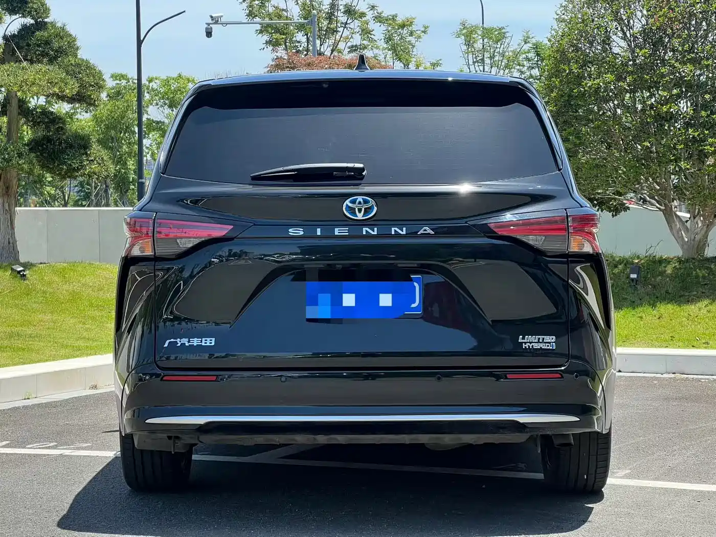 Toyota Sienna 2023 2.5L Hybrid Premium Edition фото 8