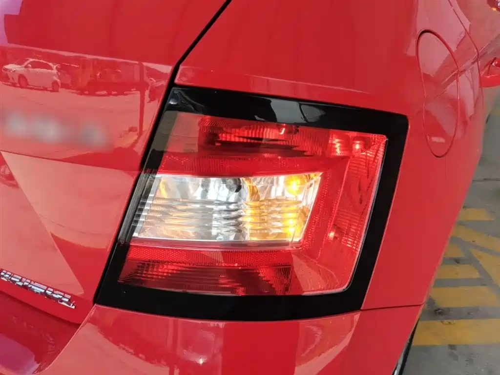 Škoda Fabia 2017 1.4L Auto Car Enjoy Edition фото 8