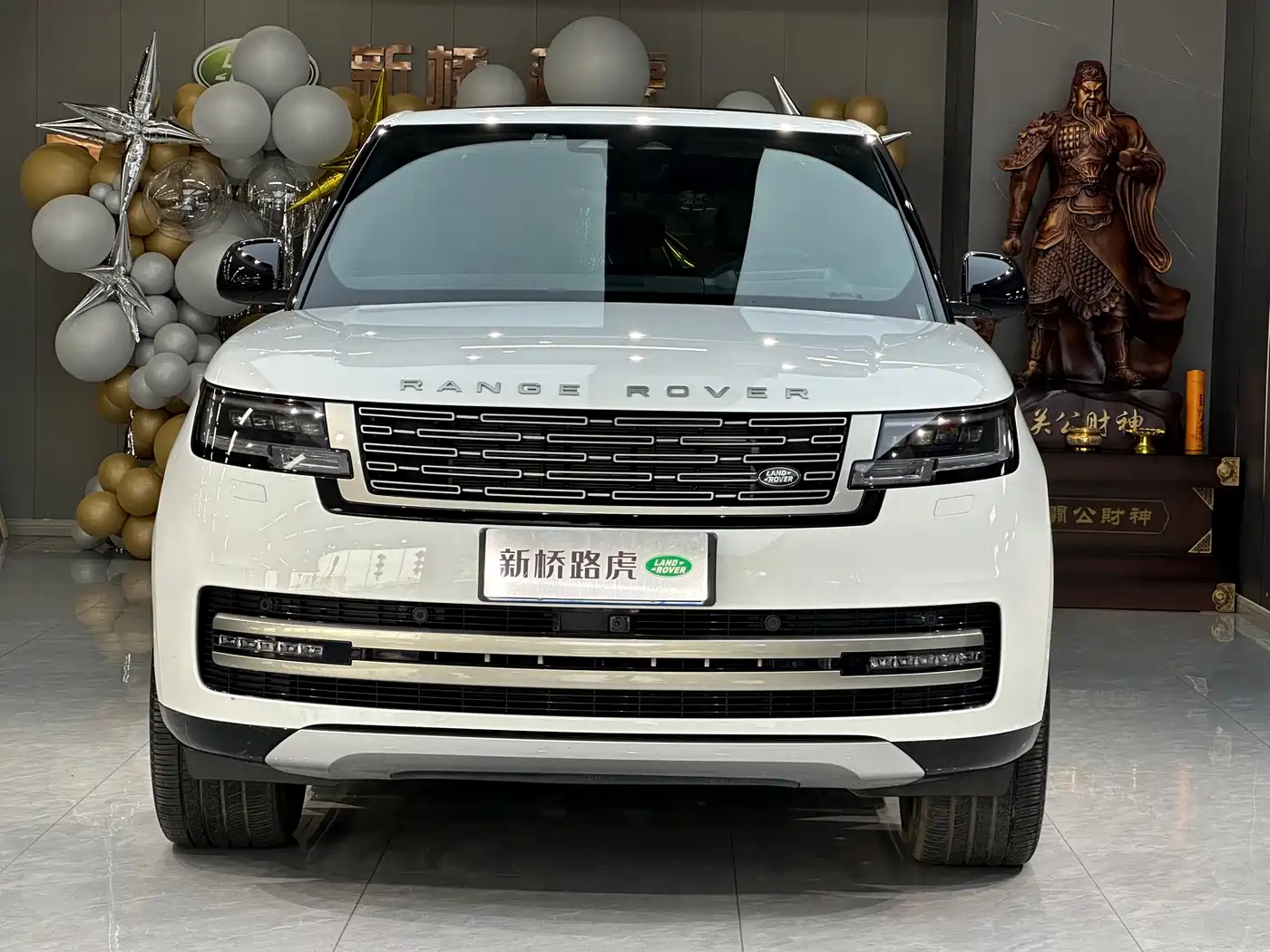 Land Rover Range Rover 2023 3.0 L6 400PS Golden Age Long Wheelbase фото 2