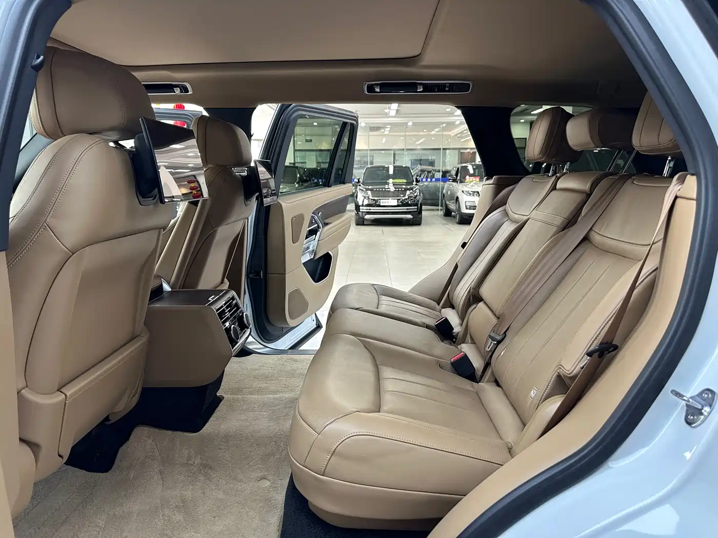 Land Rover Range Rover 2023 3.0 L6 400PS Golden Age Long Wheelbase фото 14