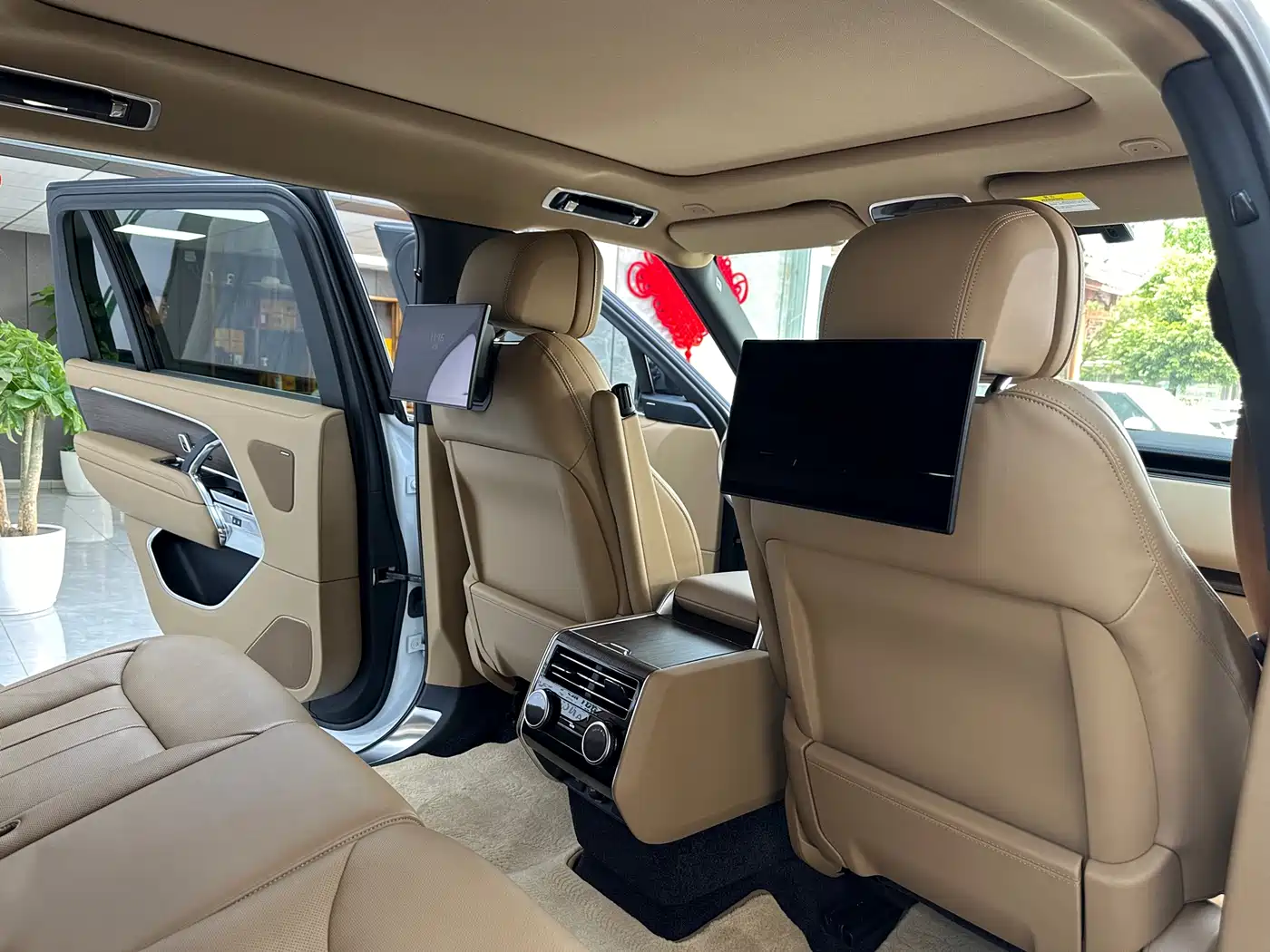 Land Rover Range Rover 2023 3.0 L6 400PS Golden Age Long Wheelbase фото 13