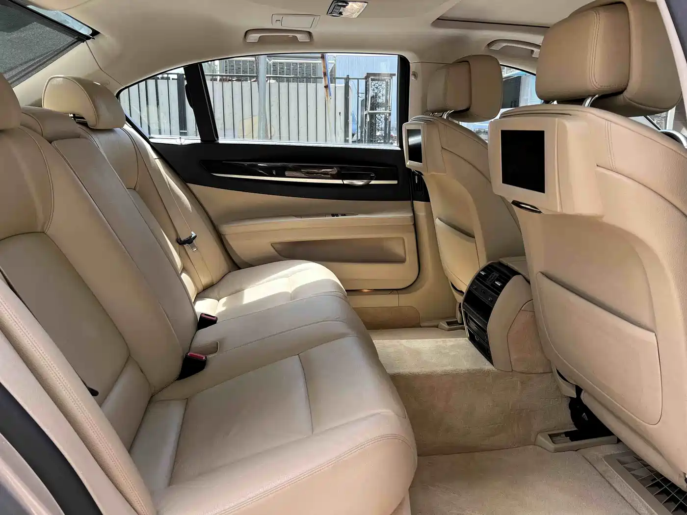BMW 7 Series 2009 Model 740Li Leading Edition фото 18