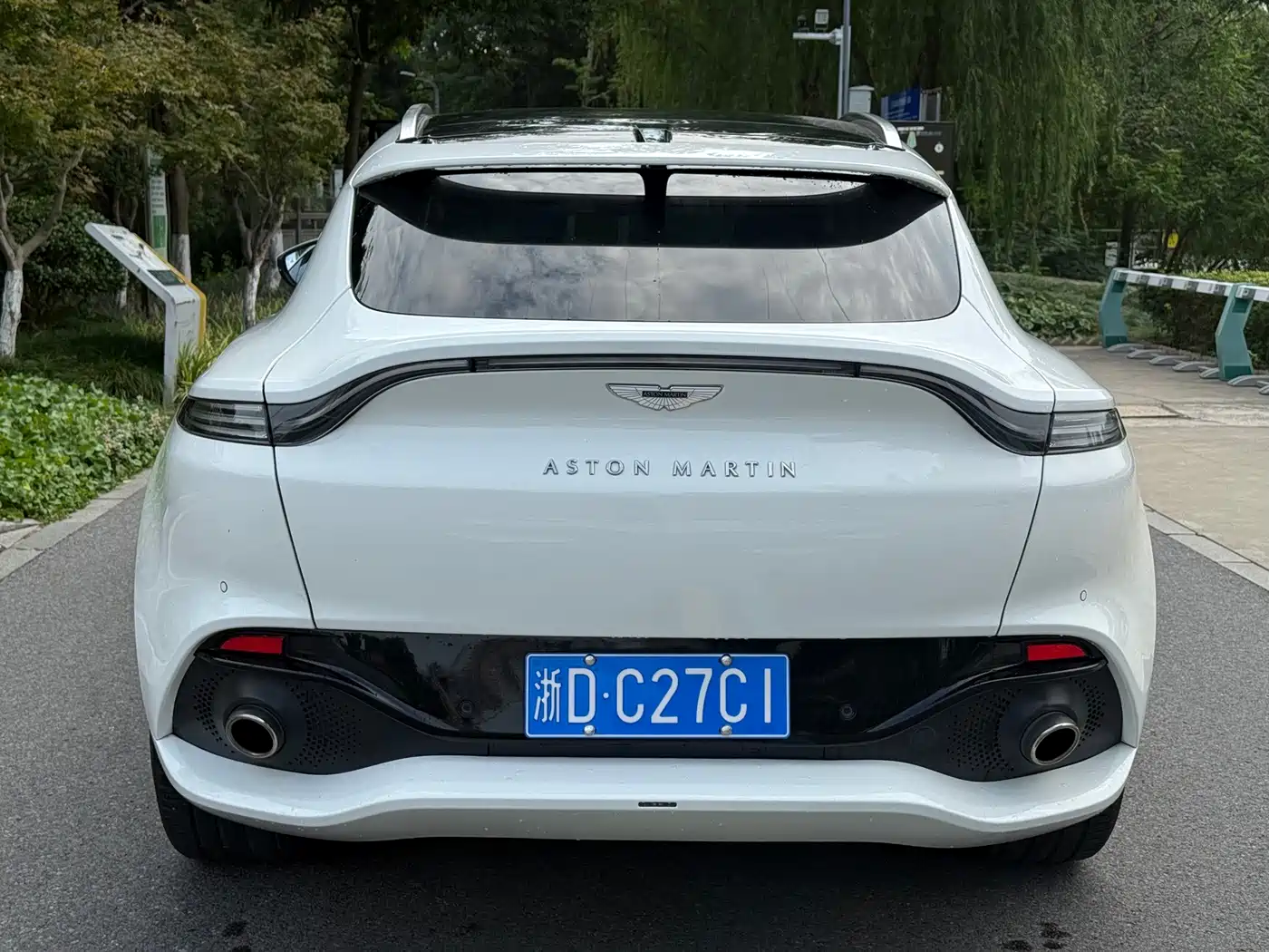 Photo 16 - Aston Martin DBX