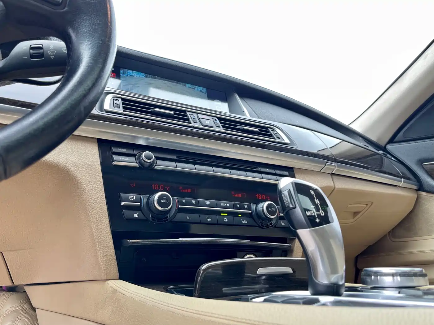 BMW 7 Series 2009 Model 740Li Leading Edition фото 15