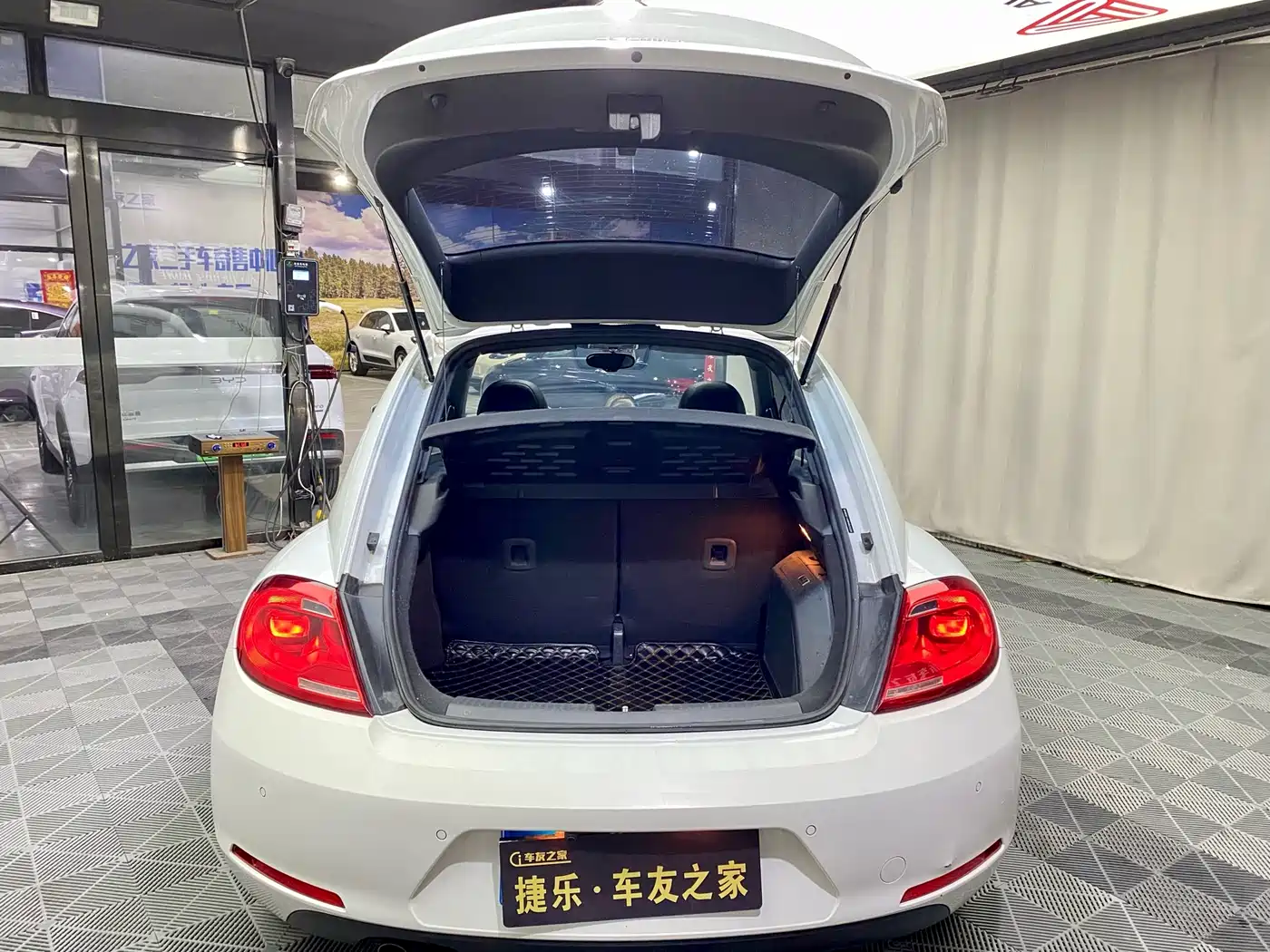 Volkswagen Beetle 2013 1.4TSI Fender Rock Edition фото 15
