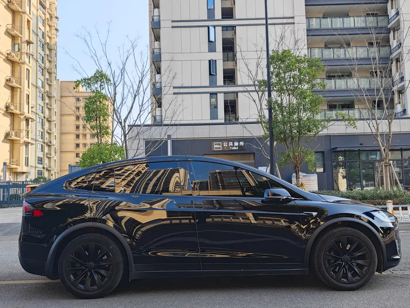 TESLA MODEL X