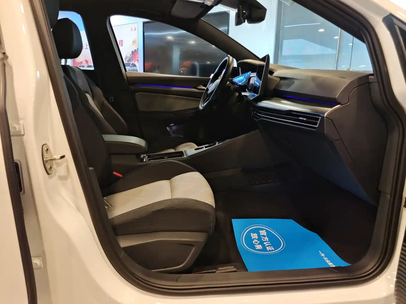 Volkswagen Golf 2025 300TSI R-Line фото 8