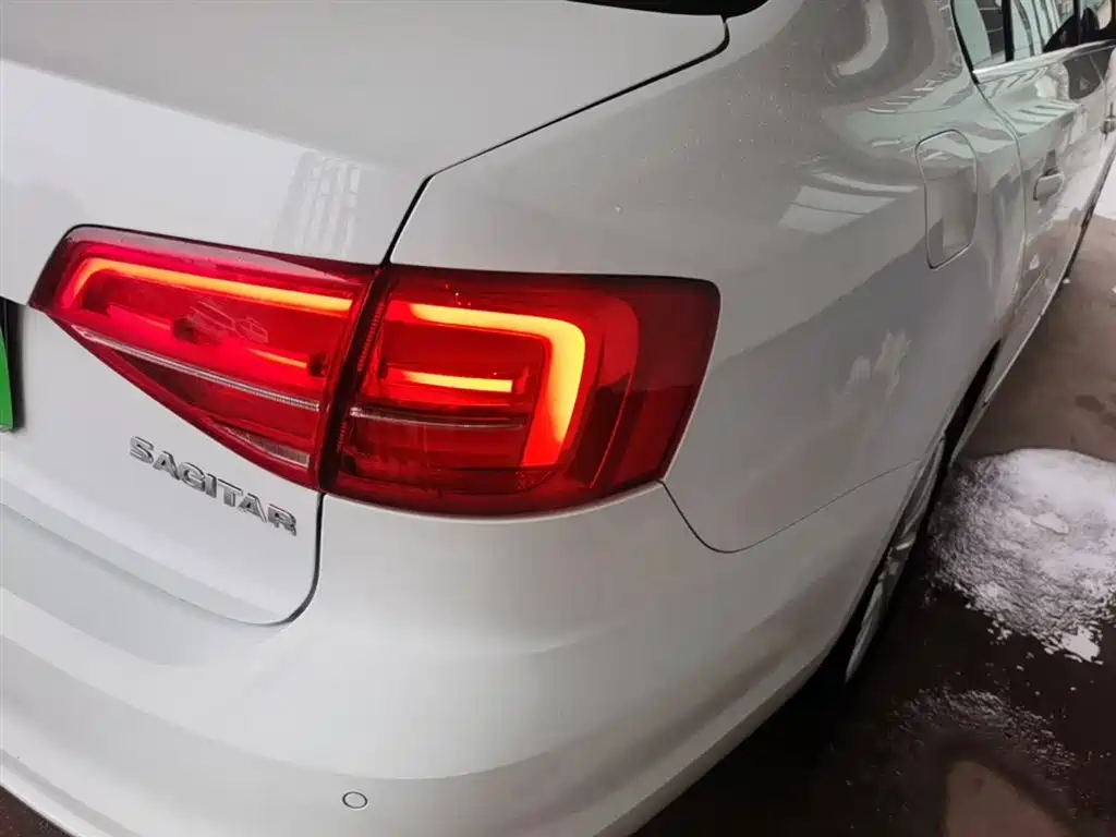 Volkswagen Sagitar 2015 1.6L Automatic Comfort фото 8