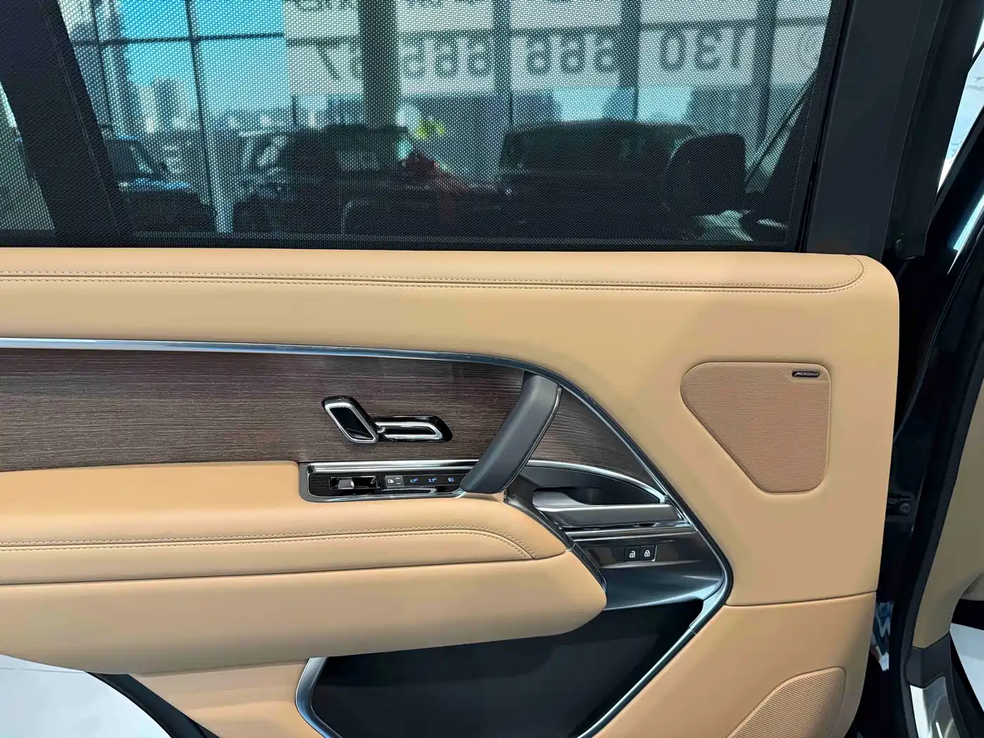 Land Rover Range Rover 2025 2025 3.0 L6 400PS Flourishing Era Extended Wheelbase