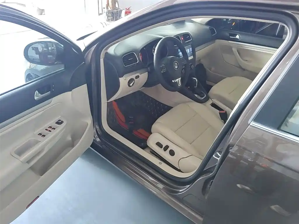 Volkswagen Golf (Import) 2011 Model 1.4TSI Luxury Touring фото 16
