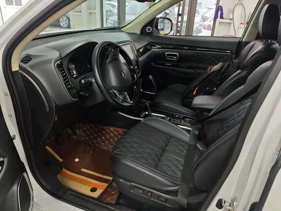 Mitsubishi Outlander 2023 2021 Facelift 2.0L 2WD Premium Edition 7-Seater