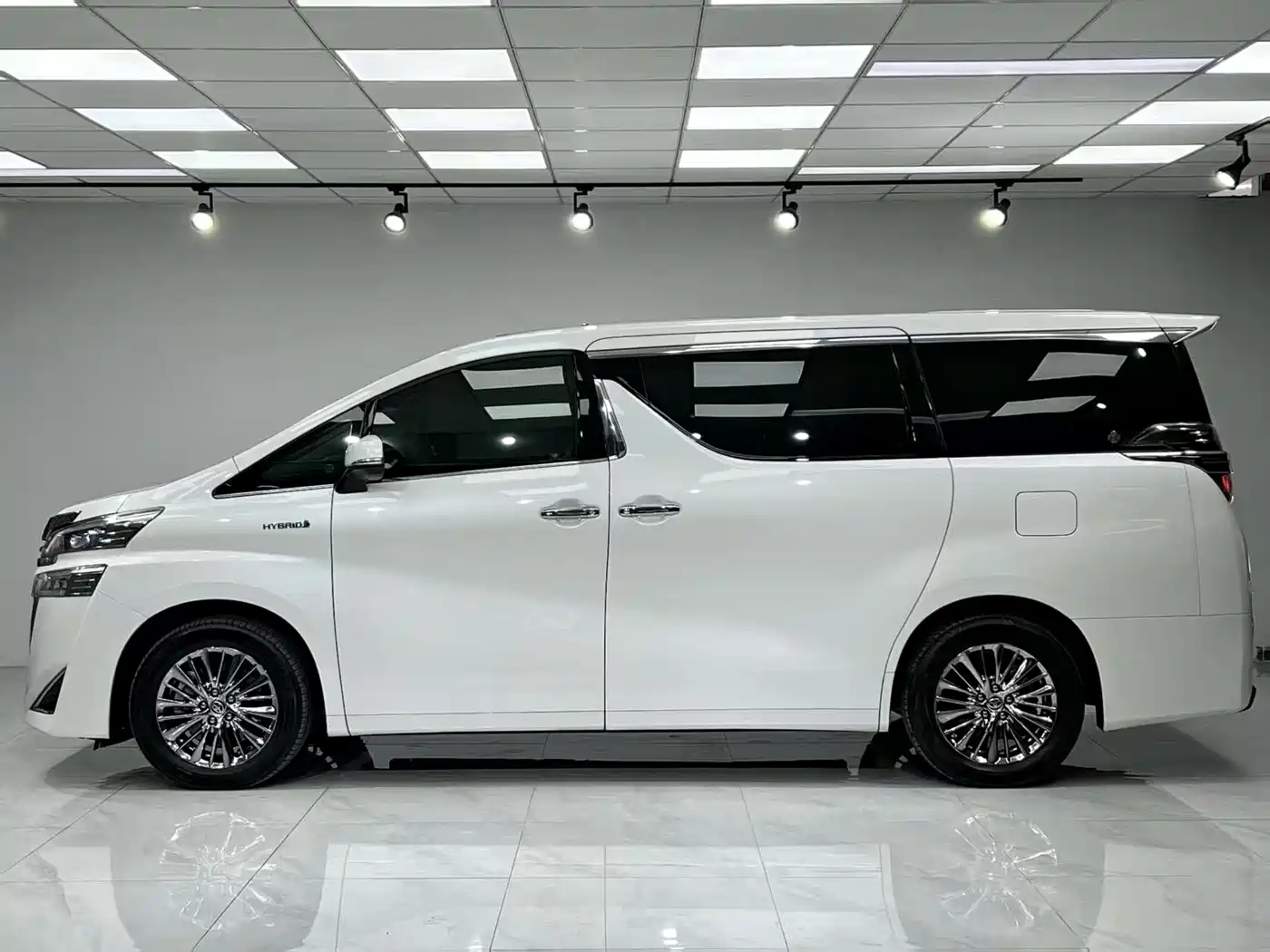 Toyota Vellfire 2019 Hybrid 2.5L HV Luxury Edition фото 3