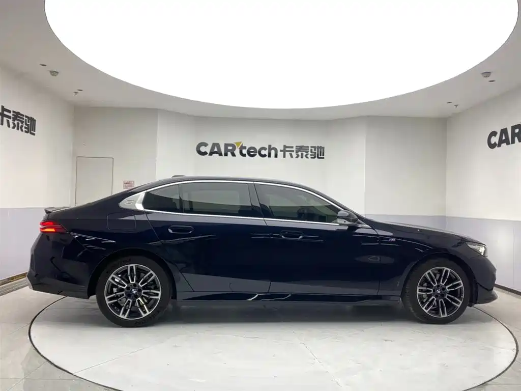 BMW 5 Series 2024 530Li Leading M Sport Package фото 4