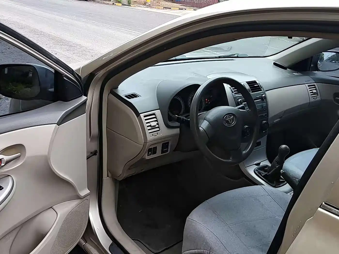 Toyota Corolla 2009 1.6L Manual GL Sunroof Special Edition фото 7