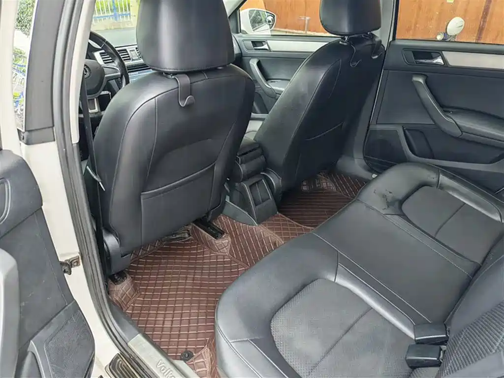 Škoda Skoda Rapid Spaceback 2014 1.6L Automatic Joy Edition фото 11