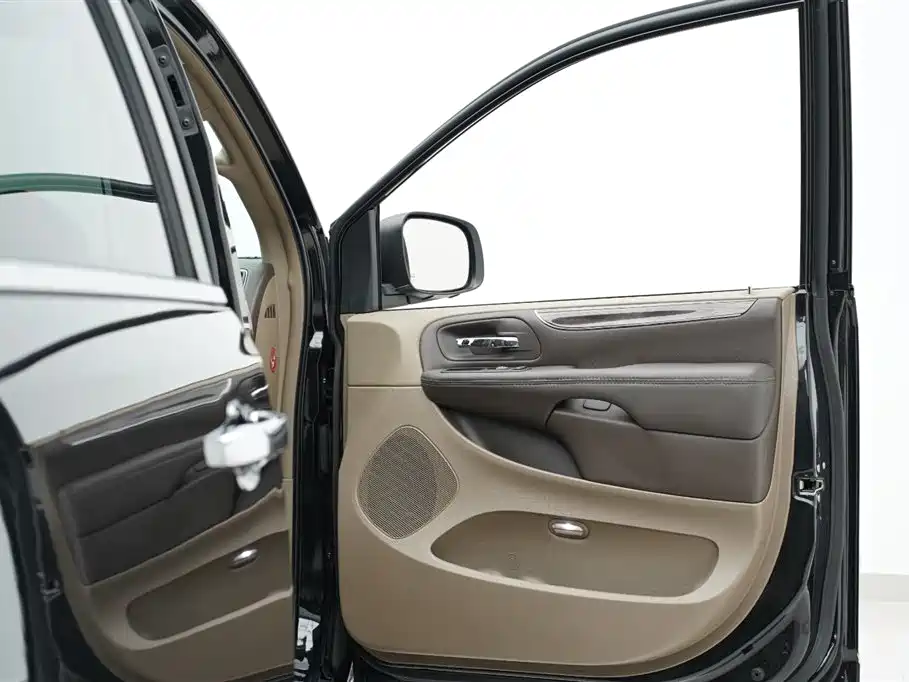 Chrysler Grand Voyager (Import) 2017 2013 3.6L Luxury Edition