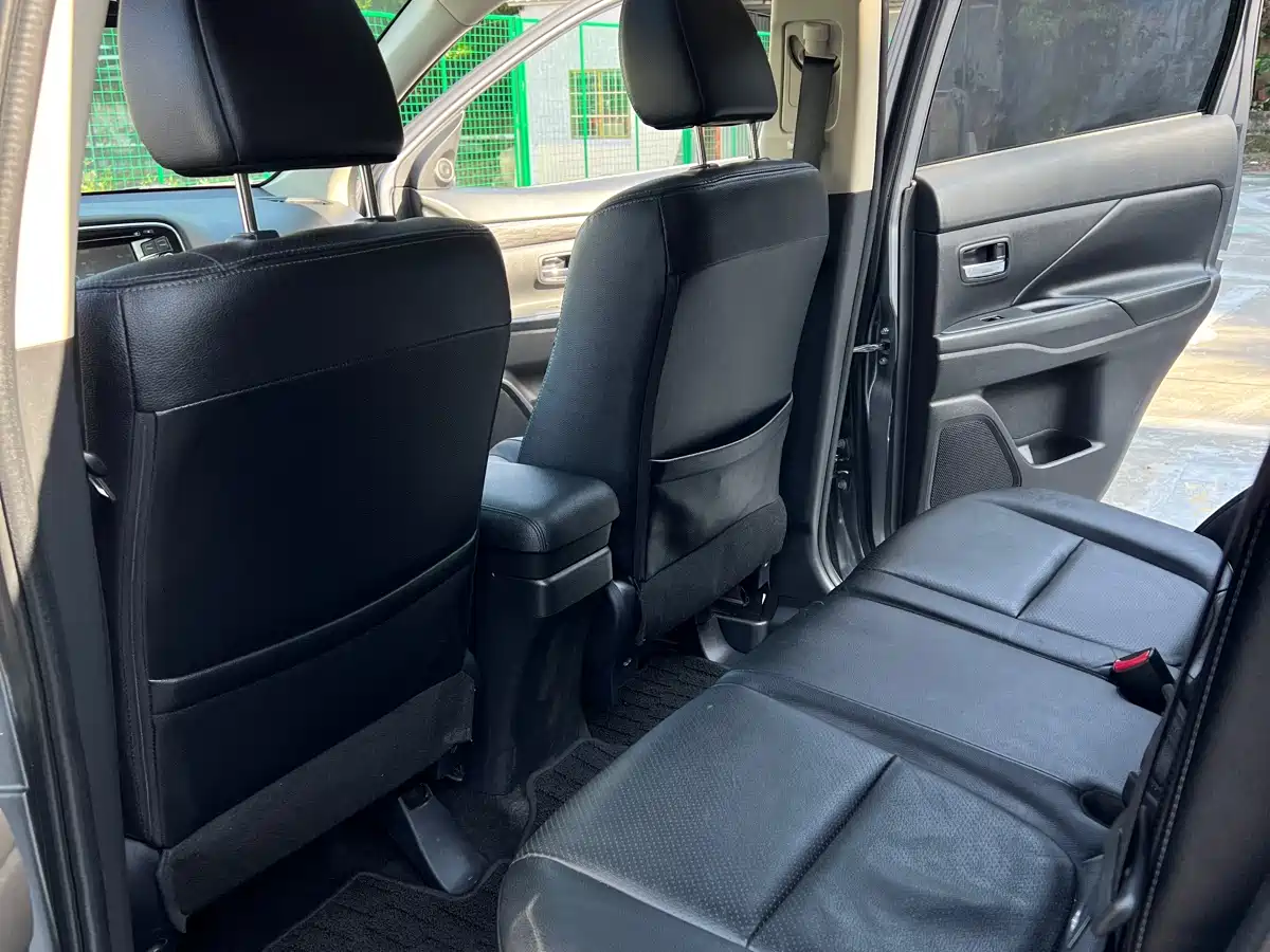 Mitsubishi Outlander (Import) 2016 2.4L 4WD Elite 7-seater фото 8