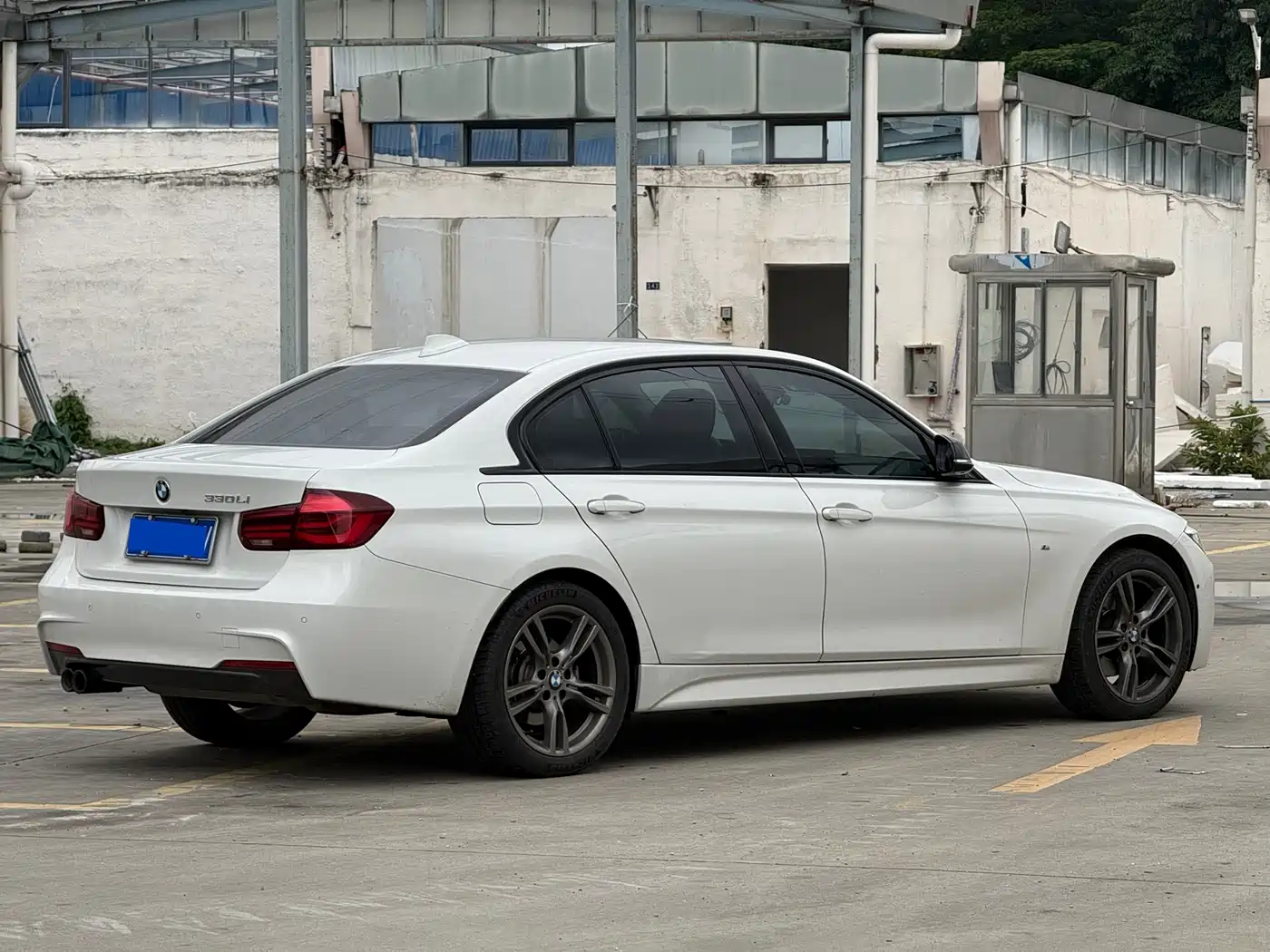 BMW 3 Series 2018 330Li M Sport Black Night Edition фото 3