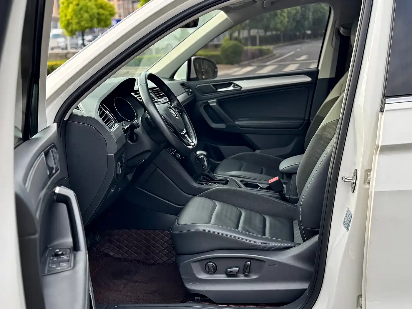 Volkswagen Tiguan L 2018 Facelift 330TSI Automatic 2WD Luxury Edition фото 7