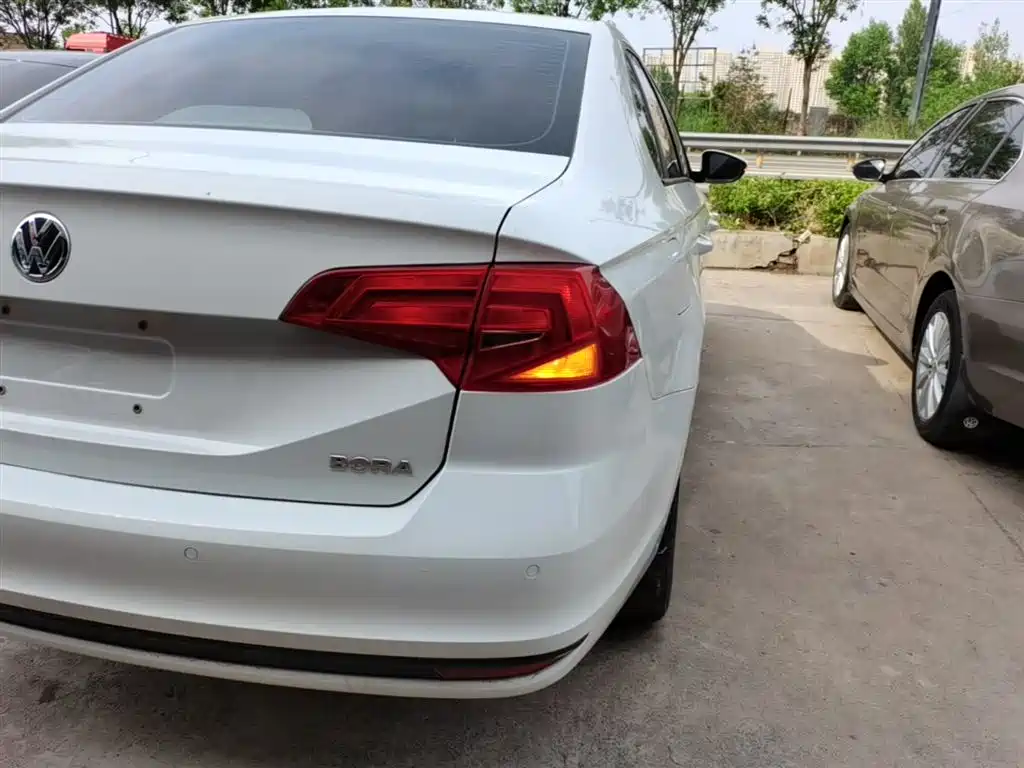 VOLKSWAGEN BORA
