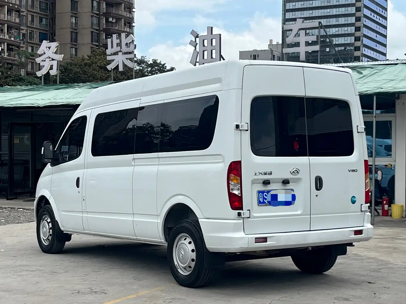 SAIC Maxus Xintu V80 2023 2.0T PLUS Manual All-round King Long Wheelbase Medium Roof 6/7/8/9-seater фото 6