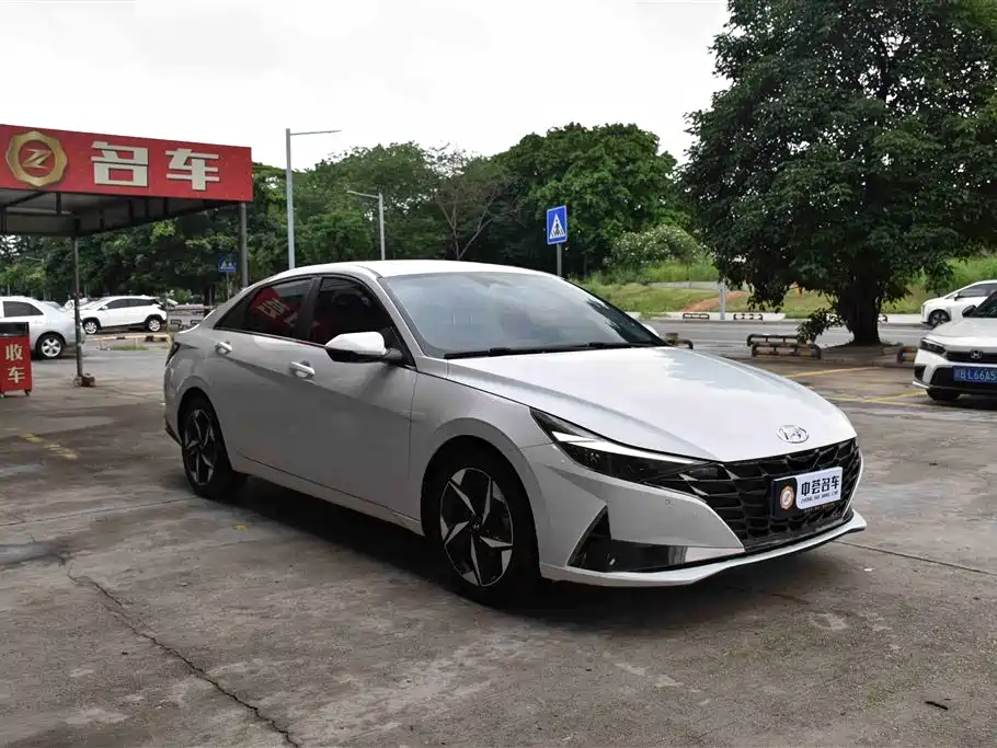 Hyundai Elantra 2021 1.5L CVT LUX Premium Edition фото 3