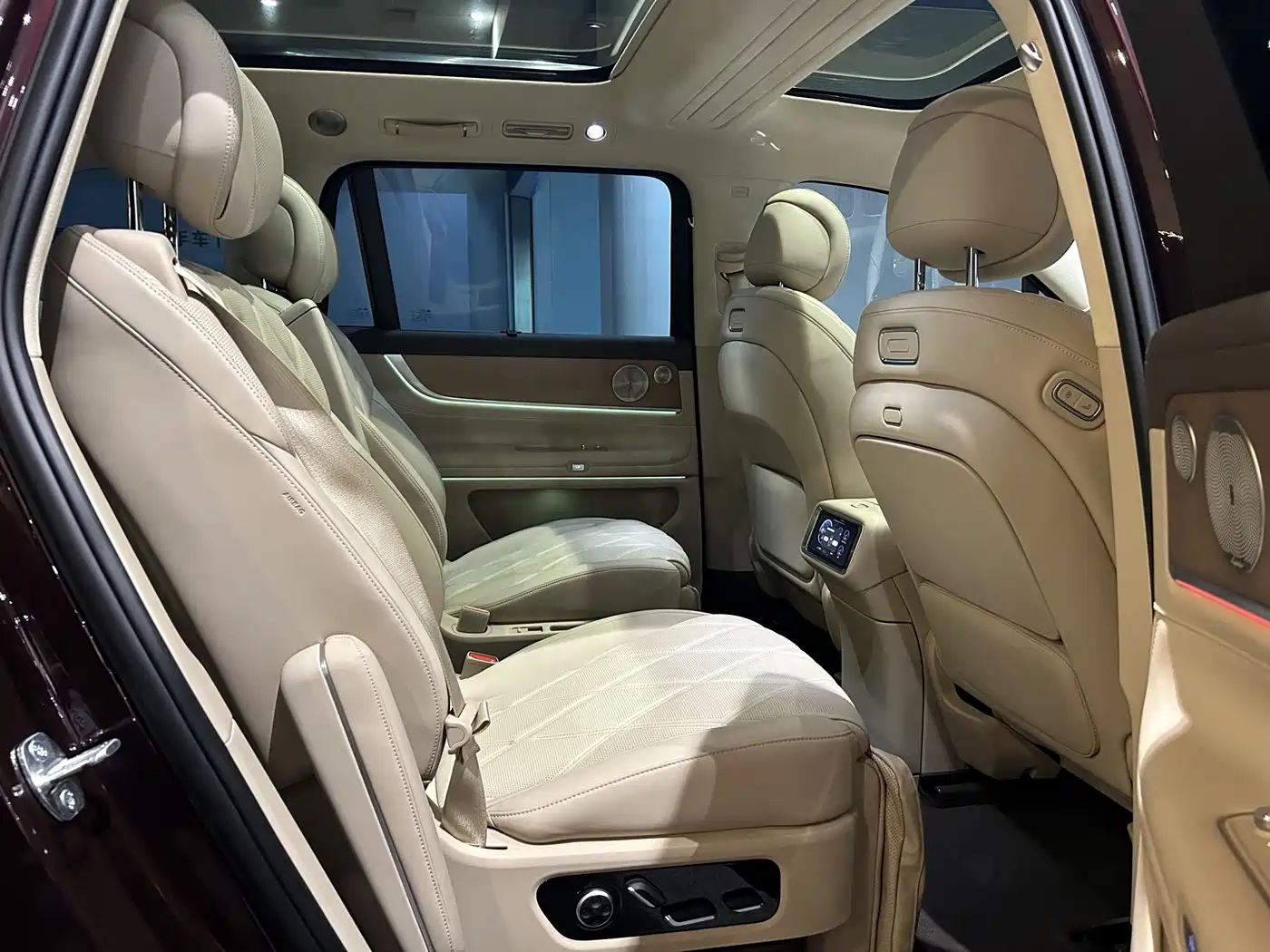 AITO Wenjie AITO M9 2025 Extended Range Ultra 52kWh 6-Seater фото 17