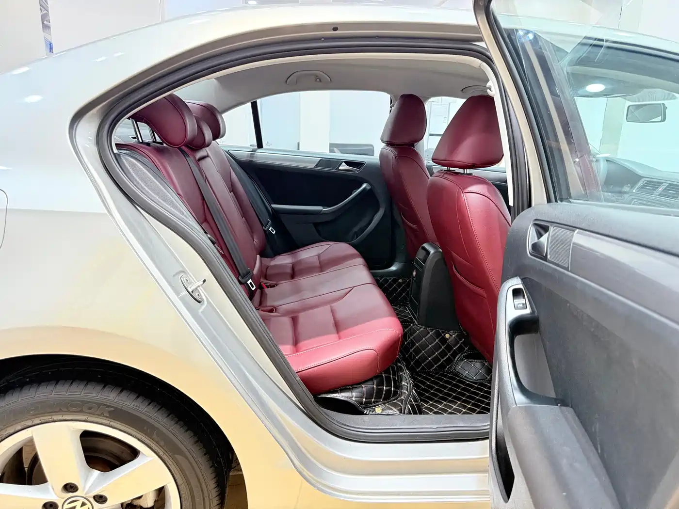 Volkswagen Sagitar 2012 1.6L Automatic Comfort Type фото 13