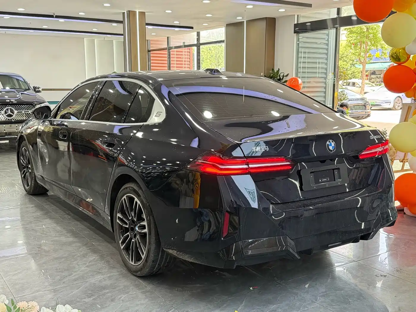 BMW 5 Series 2025 530Li Leading M Sport Package фото 10