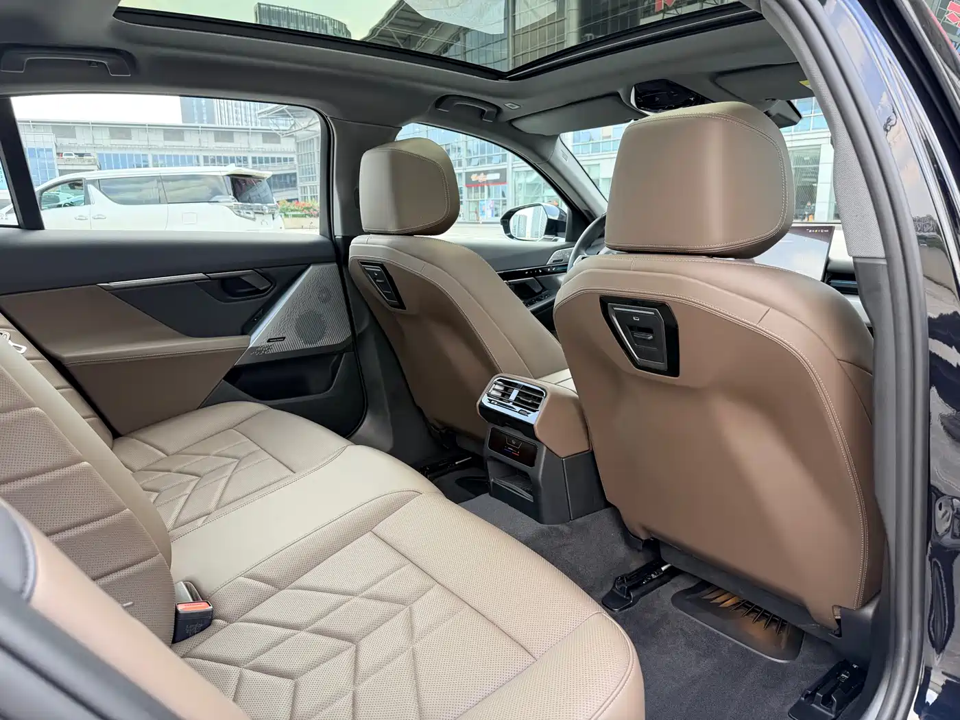 BMW 5 Series 2024 525Li M Sport Package фото 14