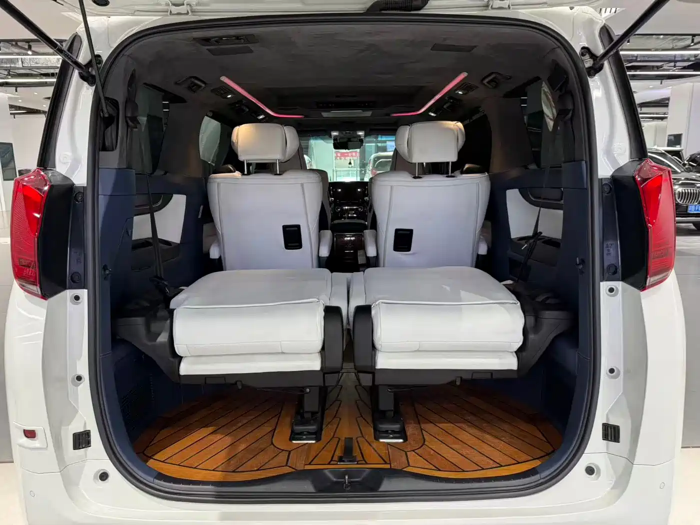 Toyota Alphard 2021 Hybrid 2.5L Luxury фото 12