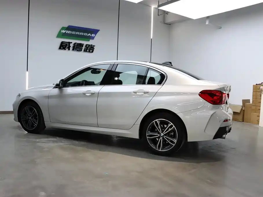BMW 1 Series 2023 120i M Sport фото 5