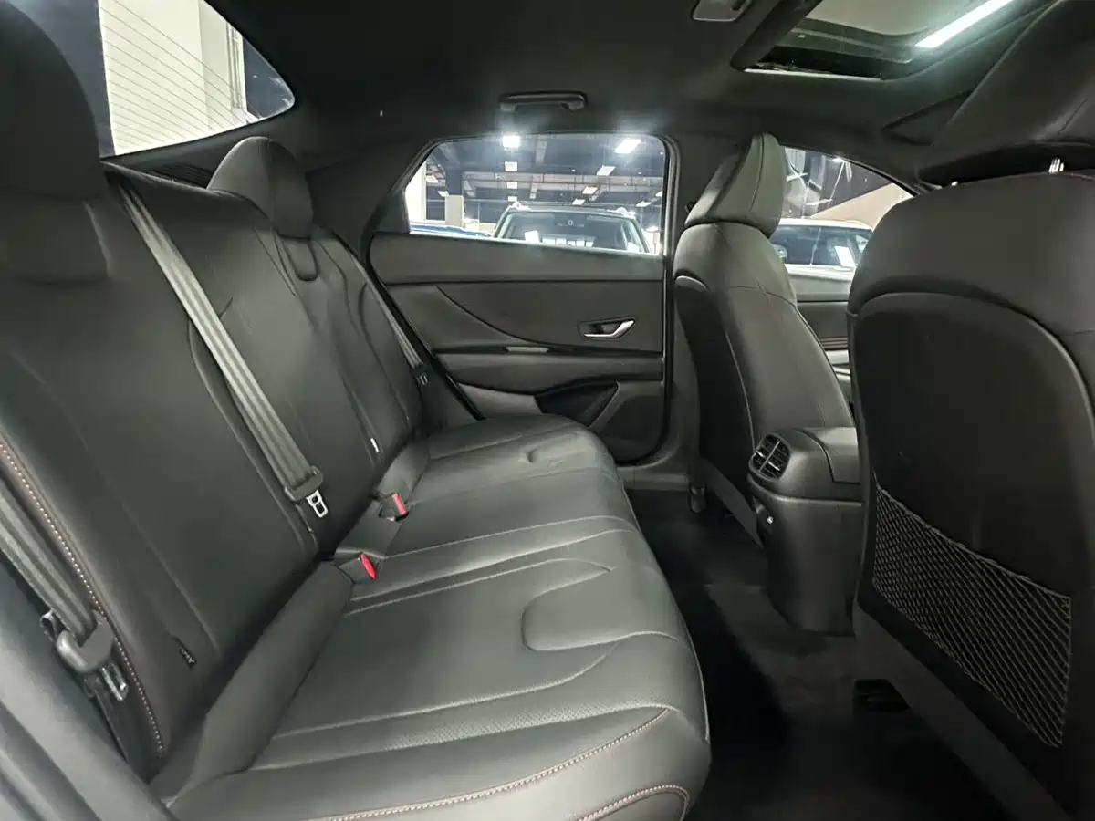 Hyundai Elantra 2022 1.5L CVT 20th Anniversary Edition фото 10