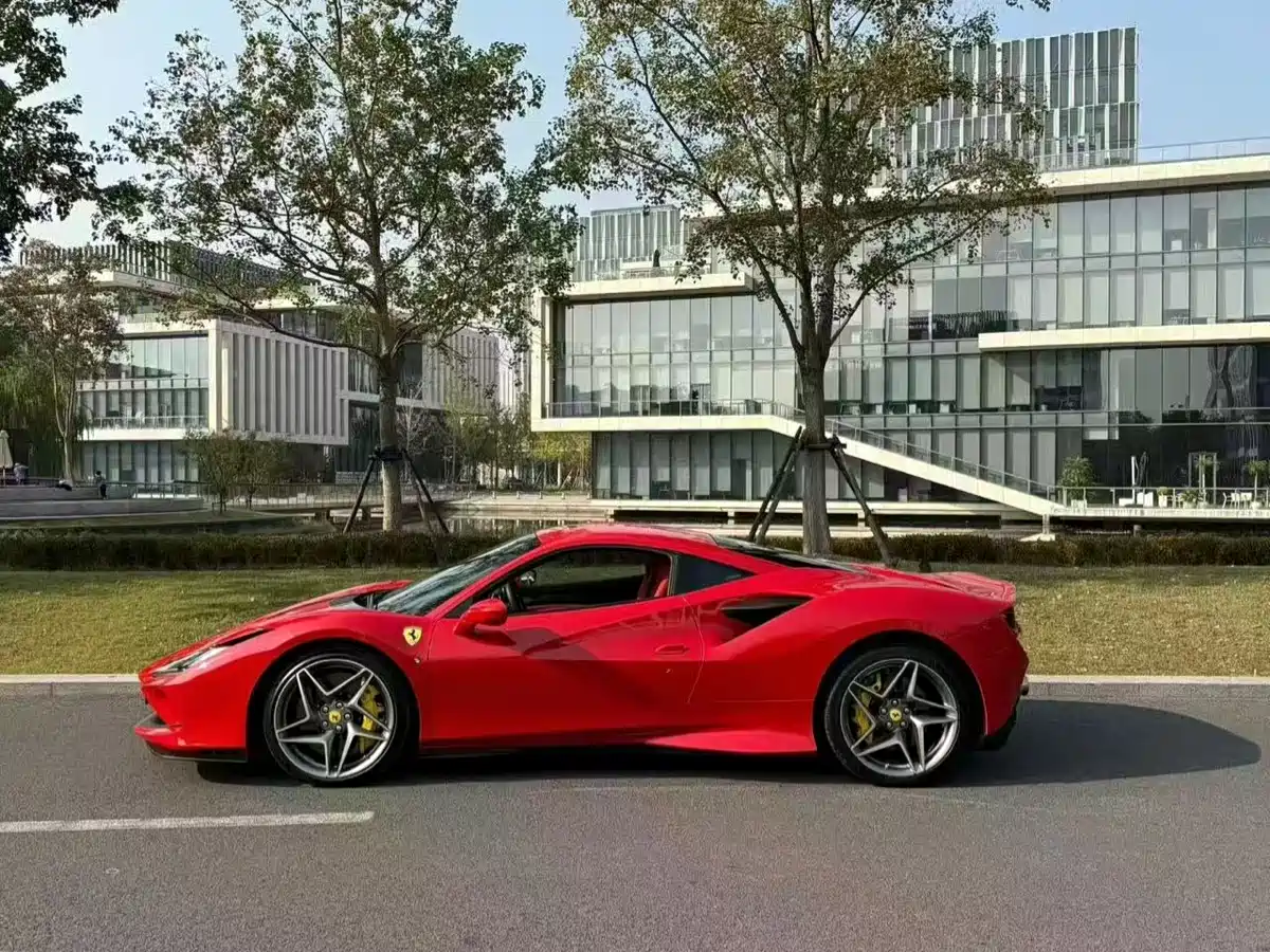 FERRARI F8