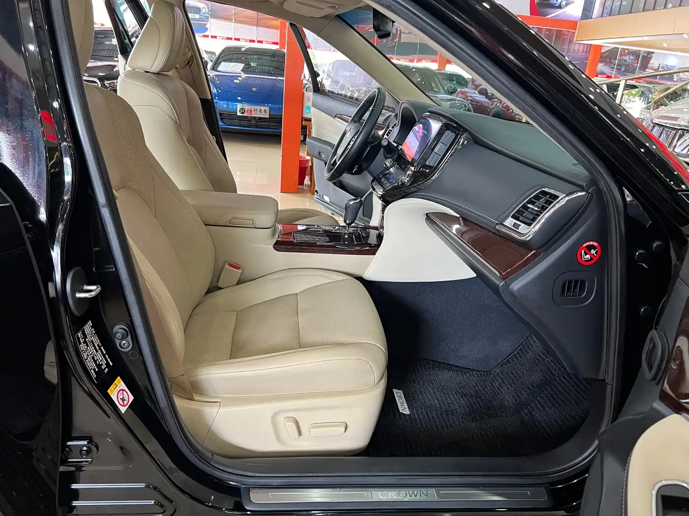 Фото 8 - Toyota Crown