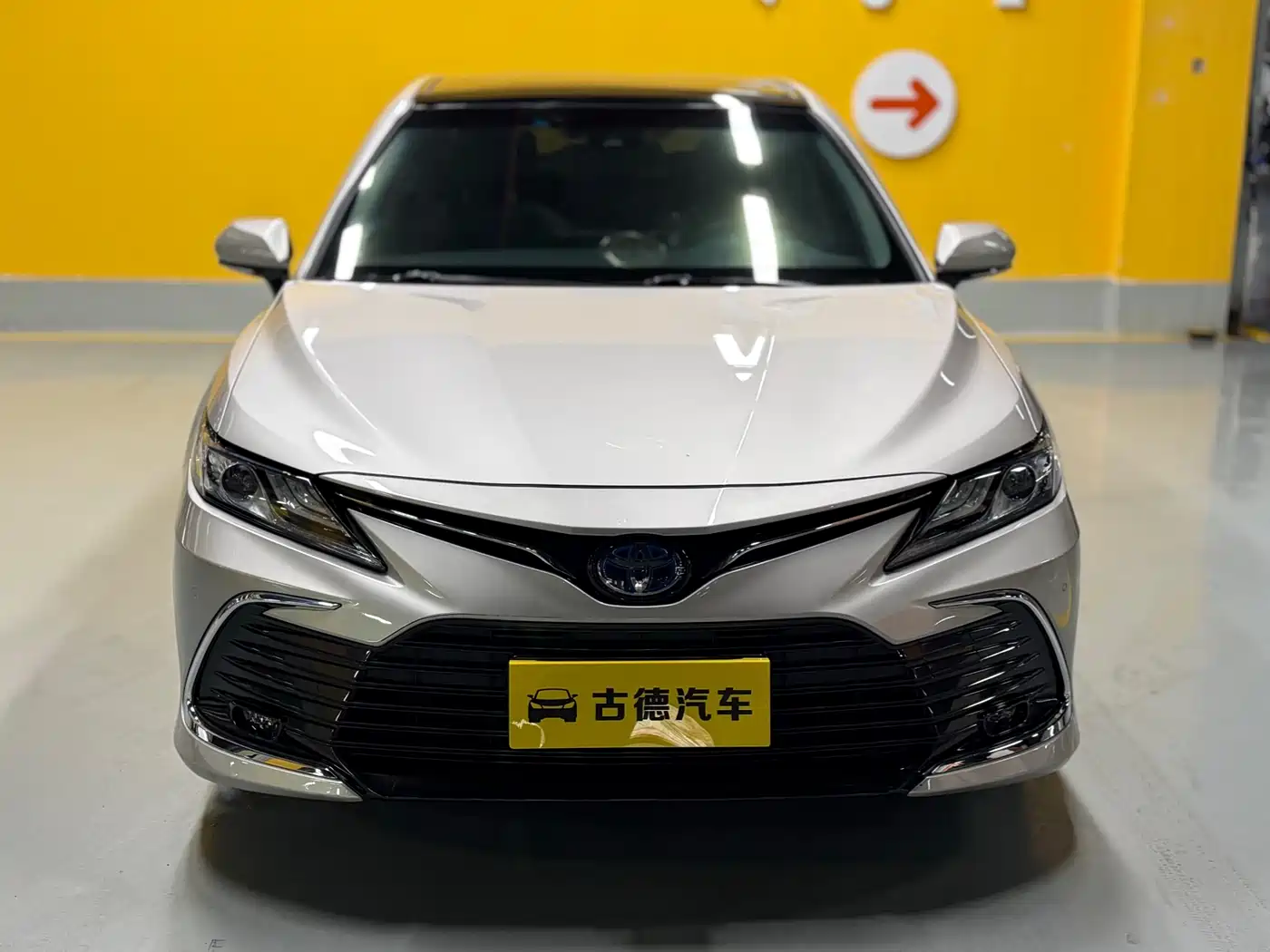 Toyota Camry 2021 Hybrid 2.5HG Luxury Edition фото 2
