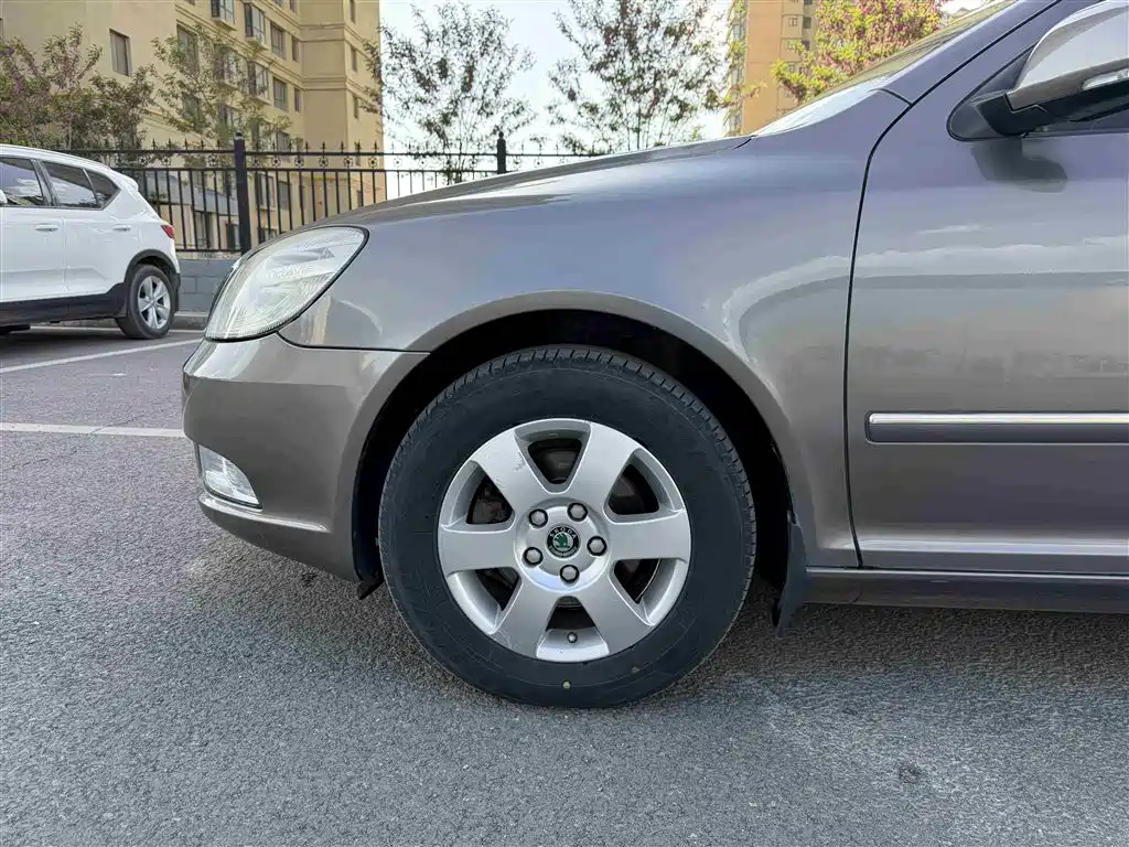 Škoda Octavia 2013 1.6L Automatic Prestige Edition фото 13