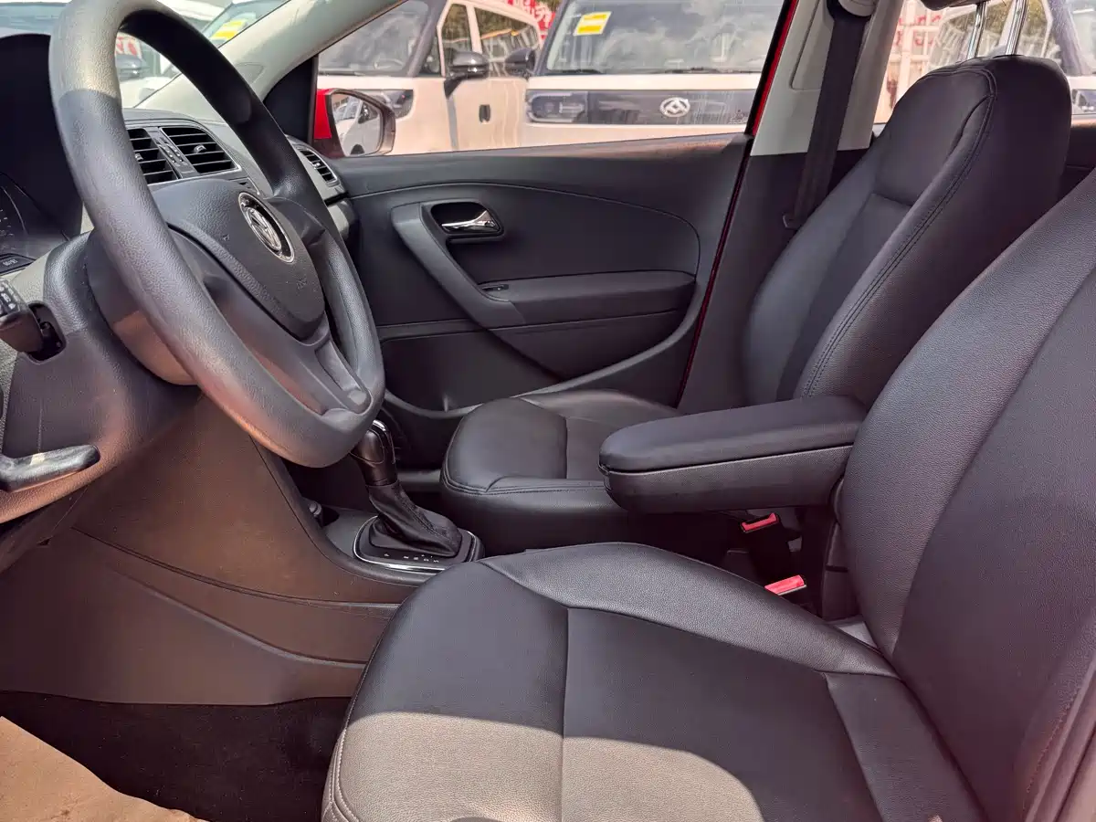 Volkswagen Polo 2014 1.6L Automatic Comfort Edition фото 13