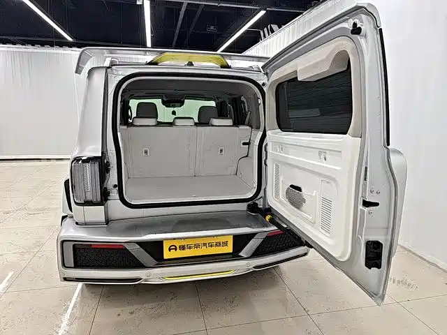 TANK CO CREATION TANK 300