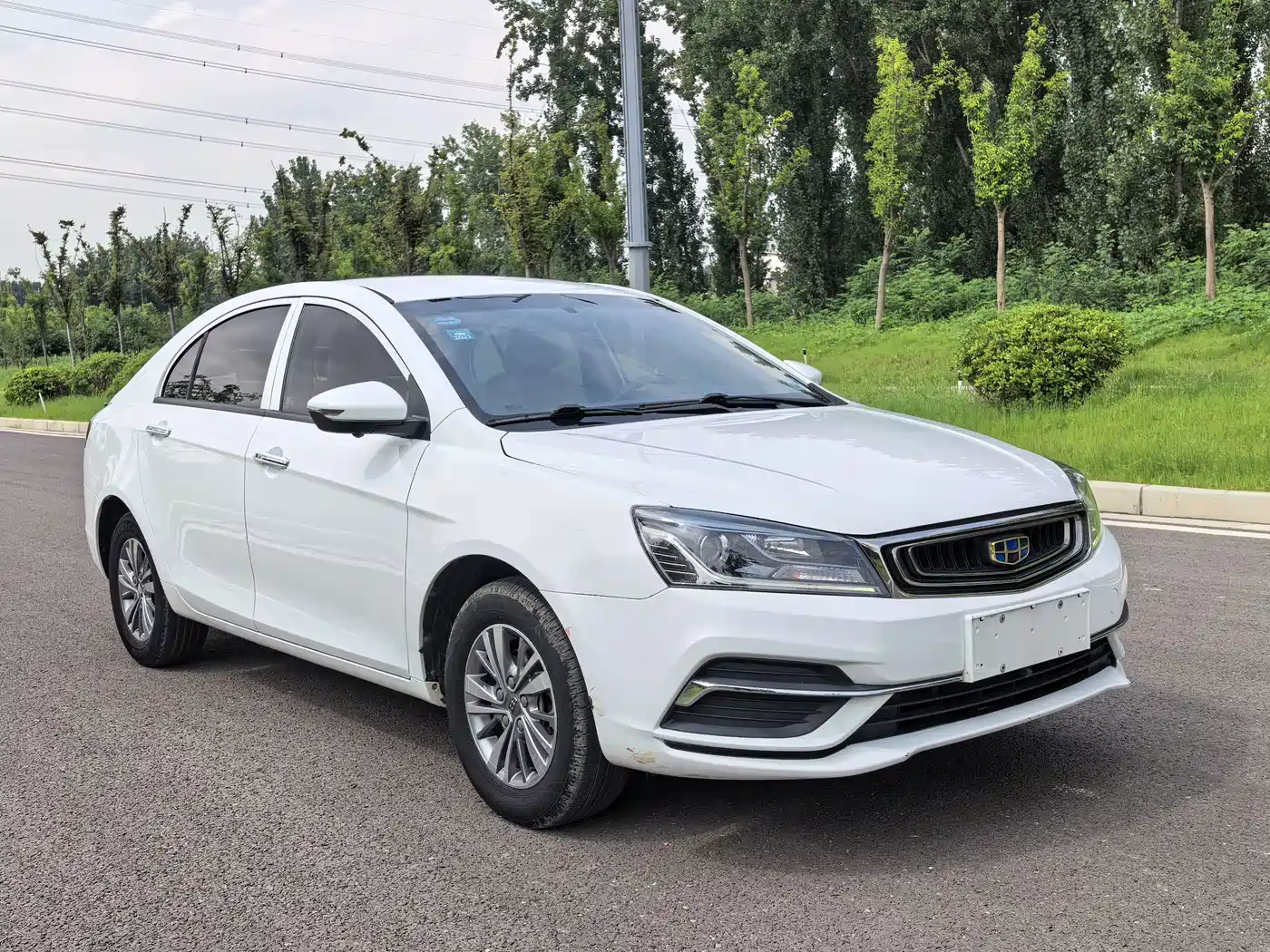 Photo 2 - Geely Emgrand