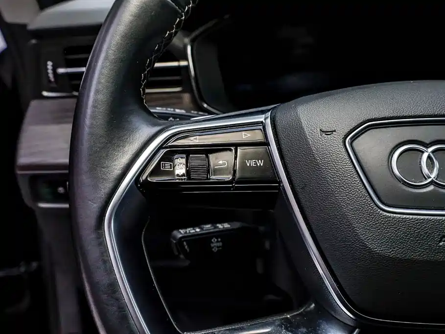 AUDI Q6