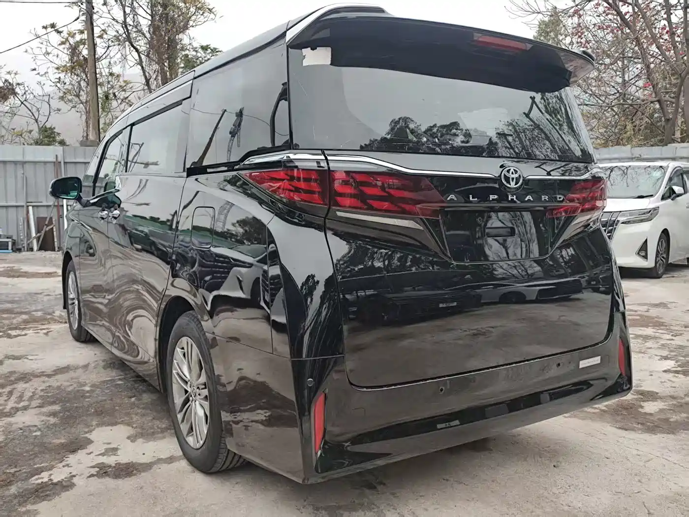 Toyota Alphard 2025 Hybrid 2.5L Prestige Gold Edition фото 4