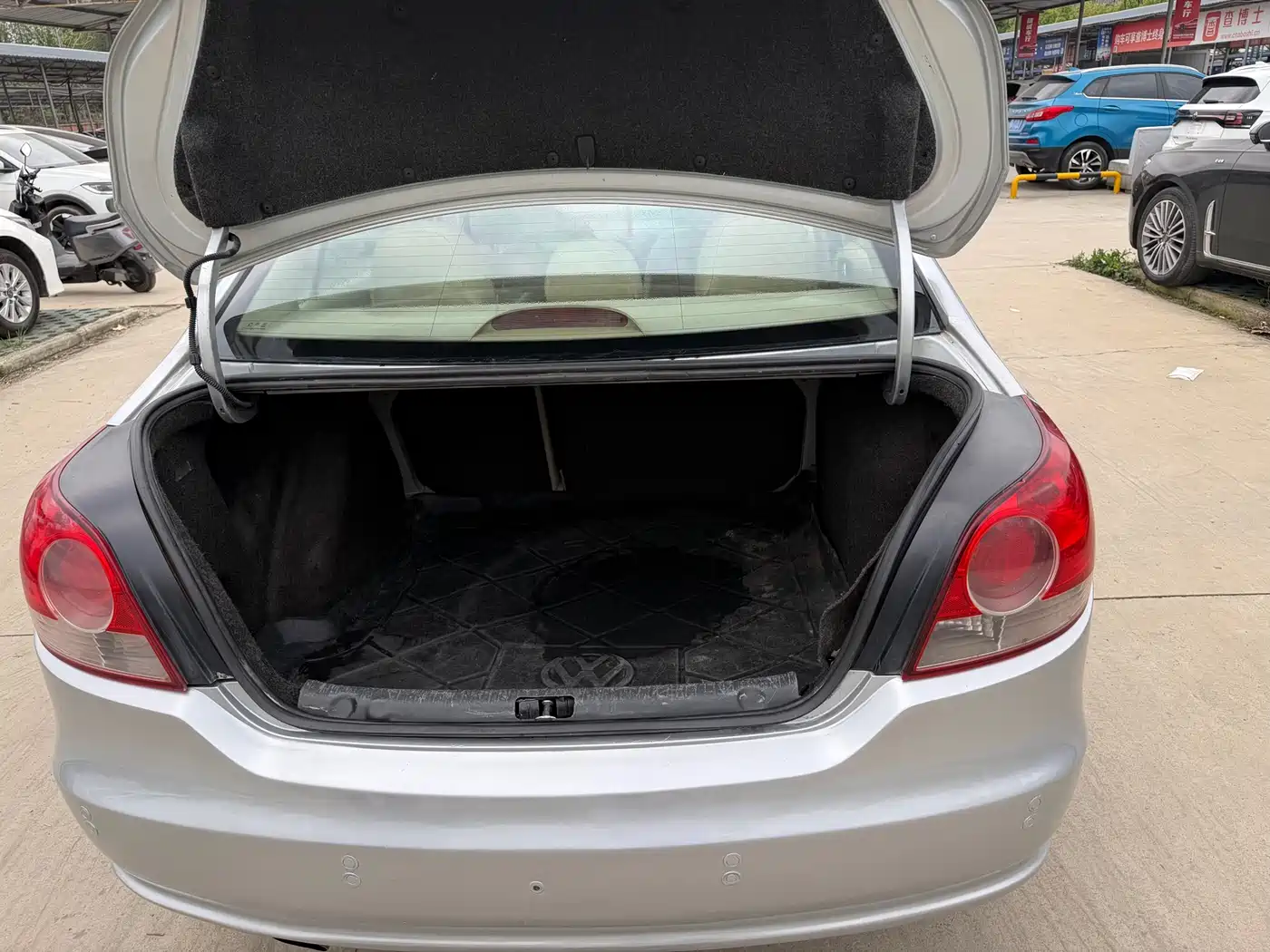Volkswagen Lavida 2009 Model 2.0L Automatic PinYou Edition фото 13