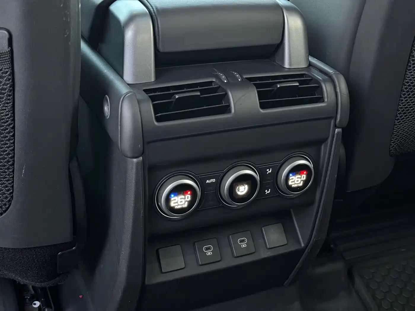 Land Rover Defender 2023 Model 110 3.0T P400 Dark Special Edition фото 16