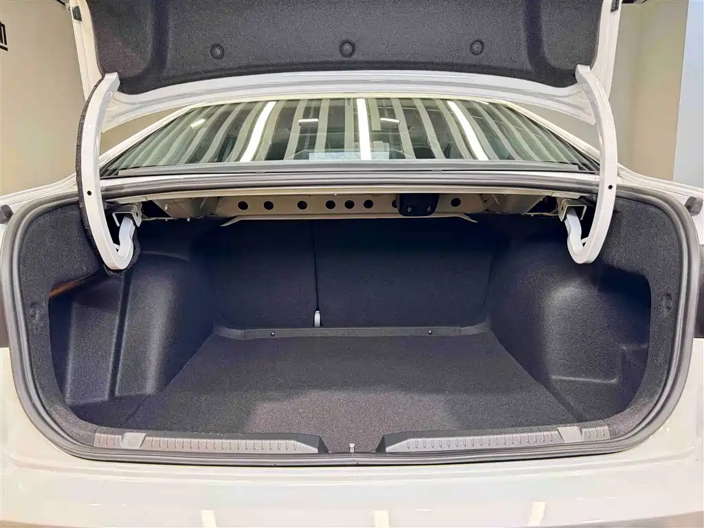 Volkswagen Bora 2025 Facelift 200TSI DSG Navigation Edition фото 12