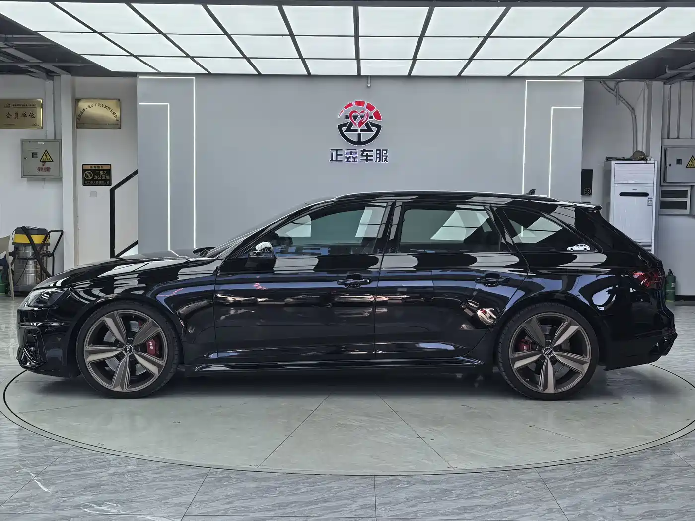 Audi RS 4 2021 RS4 Avant Dark Gold Edition фото 4
