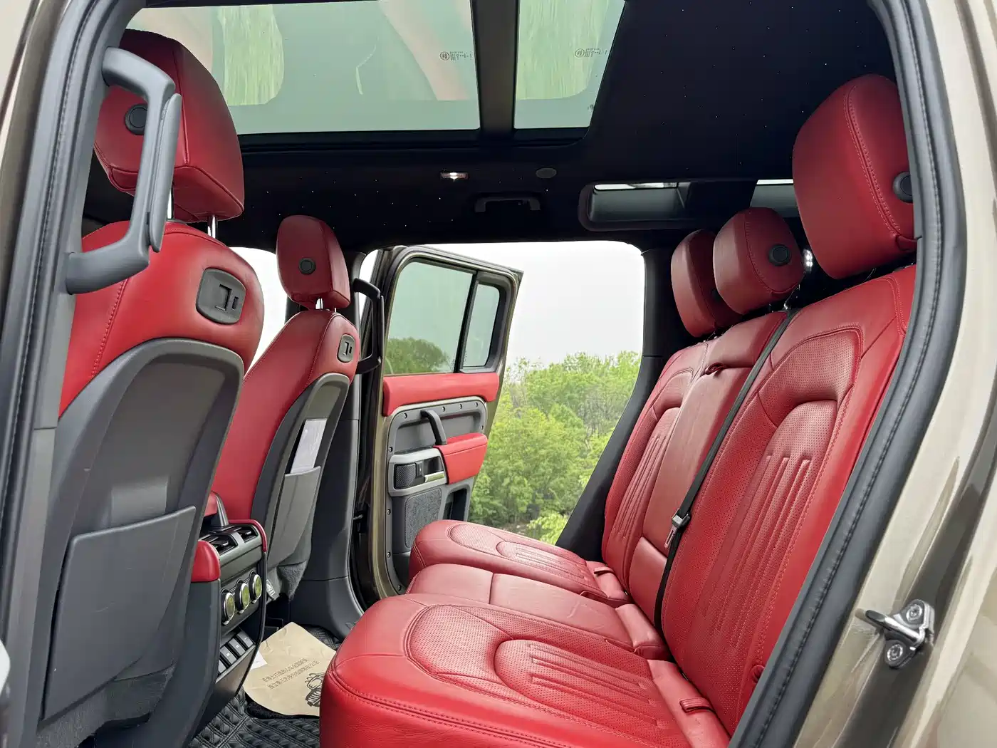 Land Rover Defender 2020 Model 110 P400 SE фото 15