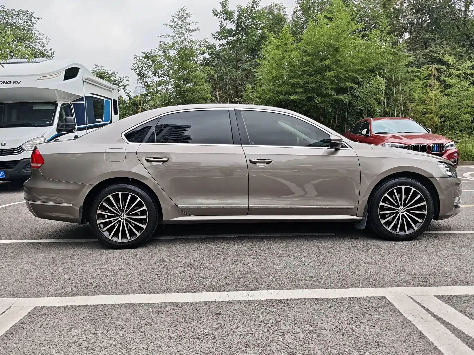 صورة 9 - Volkswagen Passat